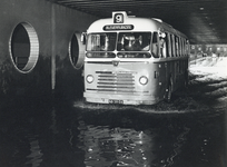 501680 Afbeelding van een autobus van het G.E.V.U. in de ondergelopen Leidseveertunnel te Utrecht.